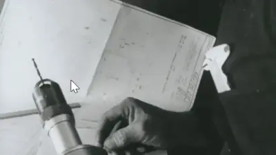 De afbeelding toont een oud bouwplan van Bosch, gereedschap en een boormachine.