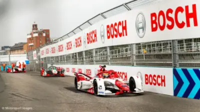 Enkele Formule E-wagens op een circuit.