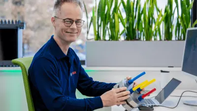 Arjen op zijn werkplek, met een prototype van een elektrolyse-stack.